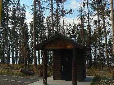 wyel-11- scenic toilet 3 yellowstone lake.jpg (472108 bytes)